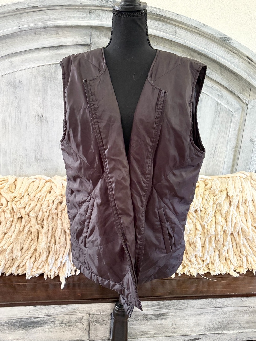 Socialite Quilted Sleeveless Vest in black